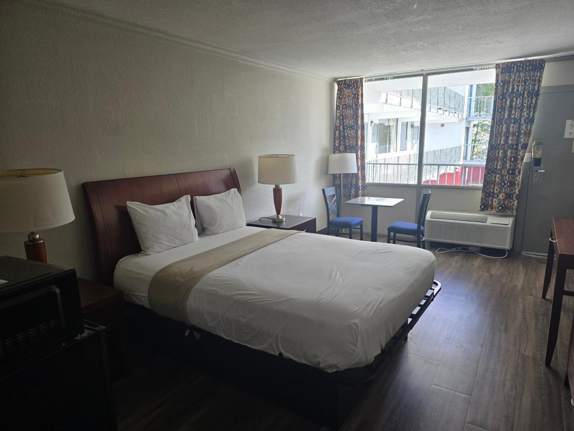 Days Inn By Wyndham Raleigh South Екстер'єр фото